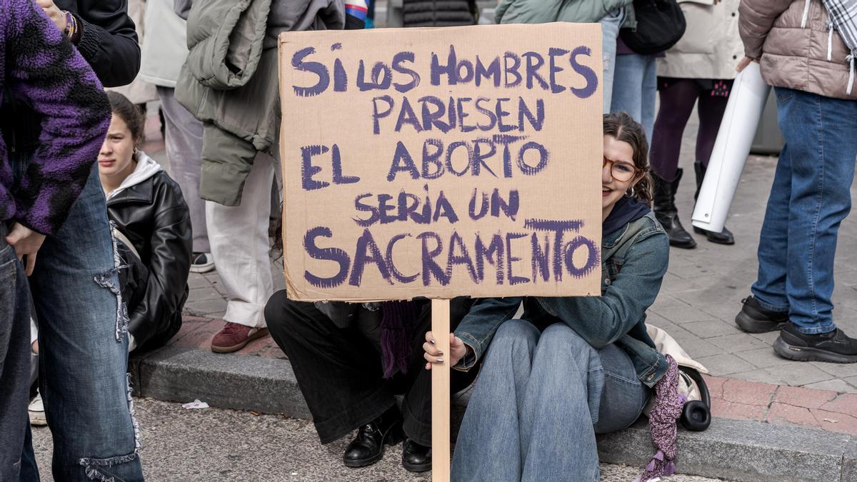 Mujeres durante la manifestación convocada por la Comisión 8M por el Día de la Mujer, en Madrid.