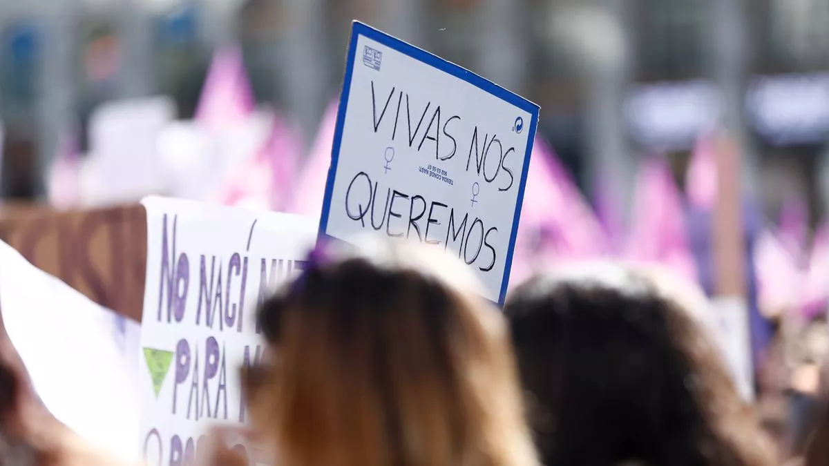Un cartel en el que se lee 'Vivas nos queremos' en una manifestación del 8M.