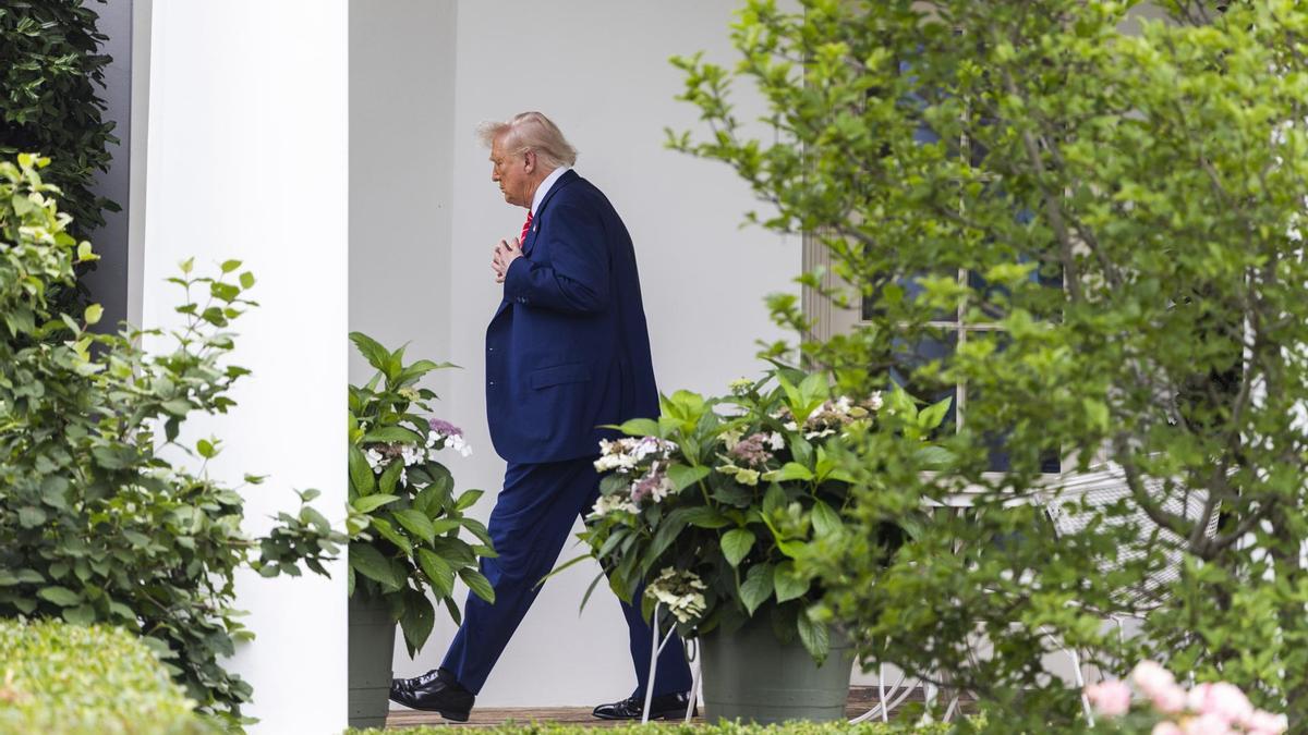 El presidente estadounidense, Donald Trump, camina por el Jardín Sur al salir de la Casa Blanca.