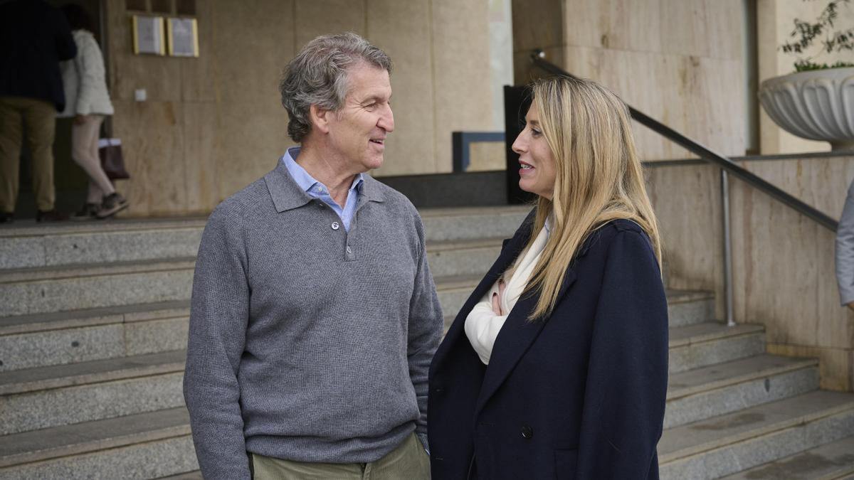 La presidenta de la Junta de Extremadura, María Guardiola (d), y el presidente del Partido Popular, Alberto Núñez Feijóo (i), durante un mitin del PP.