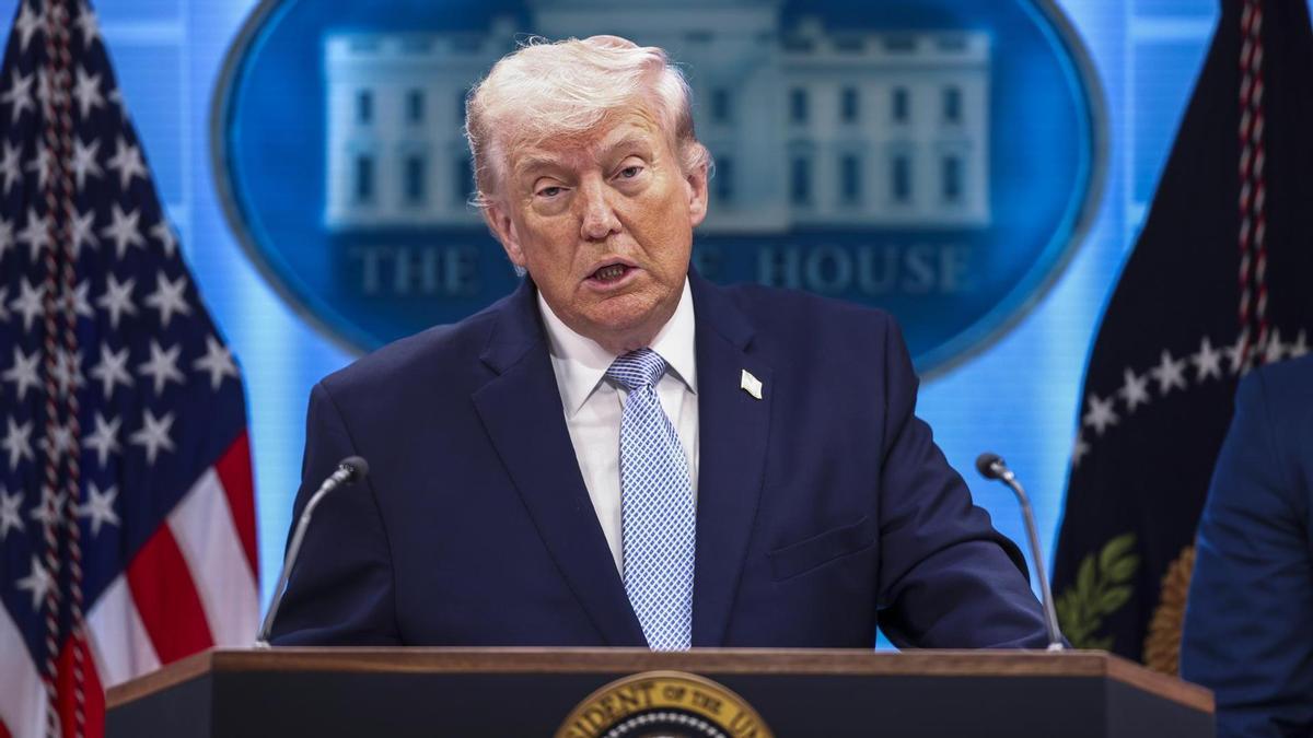 El presidente estadounidense Donald Trump informa a los medios de comunicación sobre Irán desde la Casa Blanca en Washington.