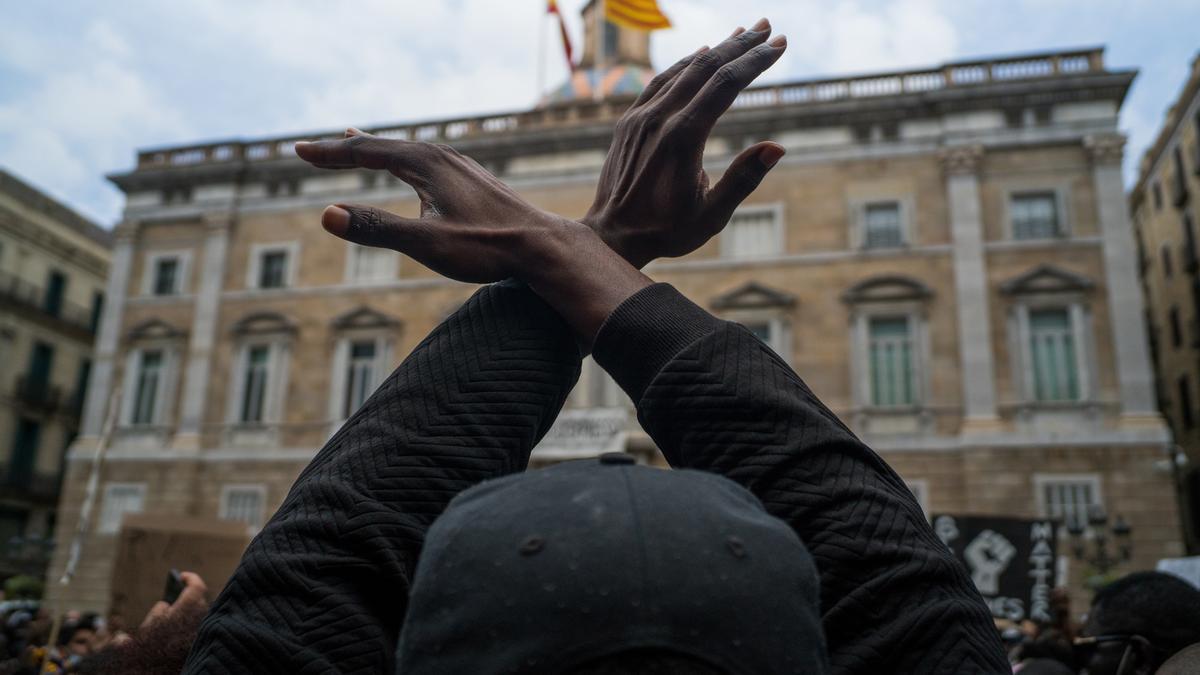Imagen de recurso de un hombre durante una concentración en Plaza de Sant Jaume de Barcelona contra el racismo.