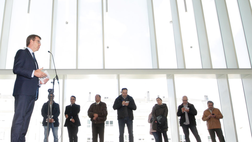 Alberto Núñez Feijóo, presidente de la Xunta, habla ante los periodistas en una visita al Auditorio de Lugo.