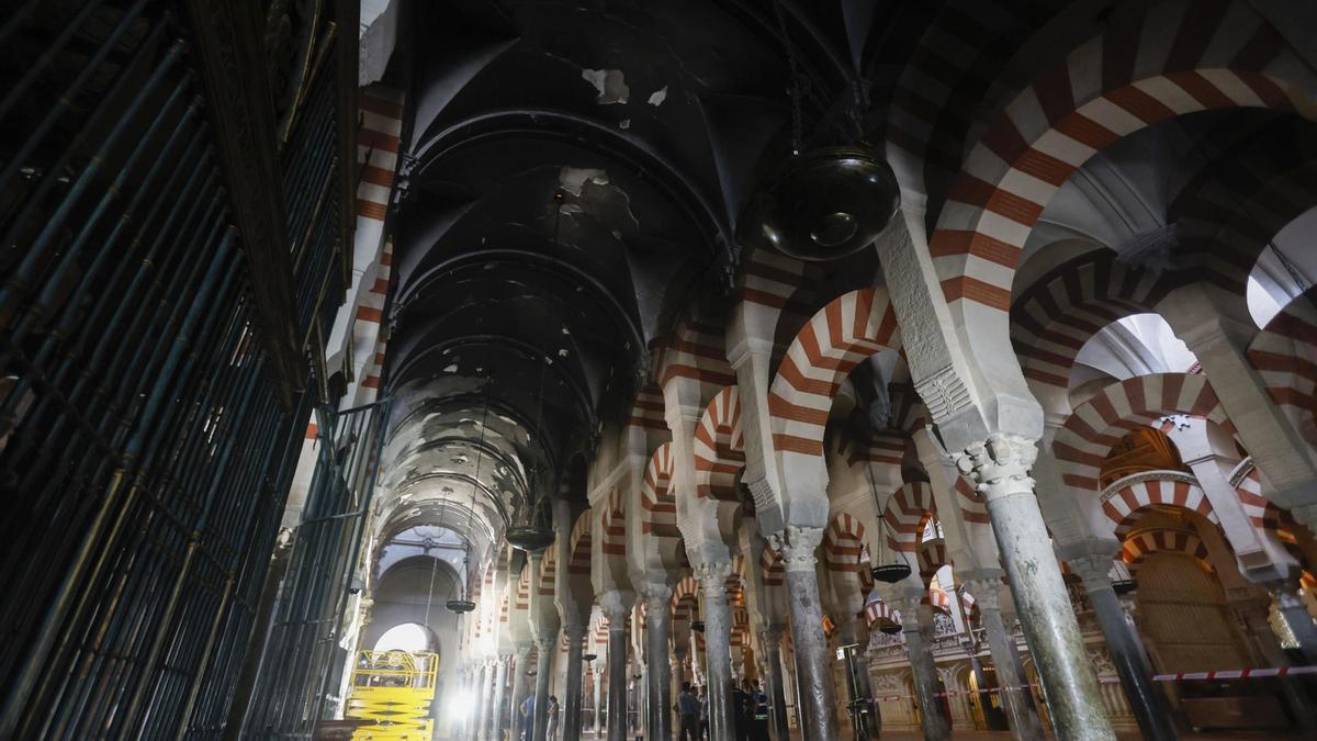 Trabajos en el interior de la mezquita-catedral después del incendio que en la noche del viernes afectó al templo.
