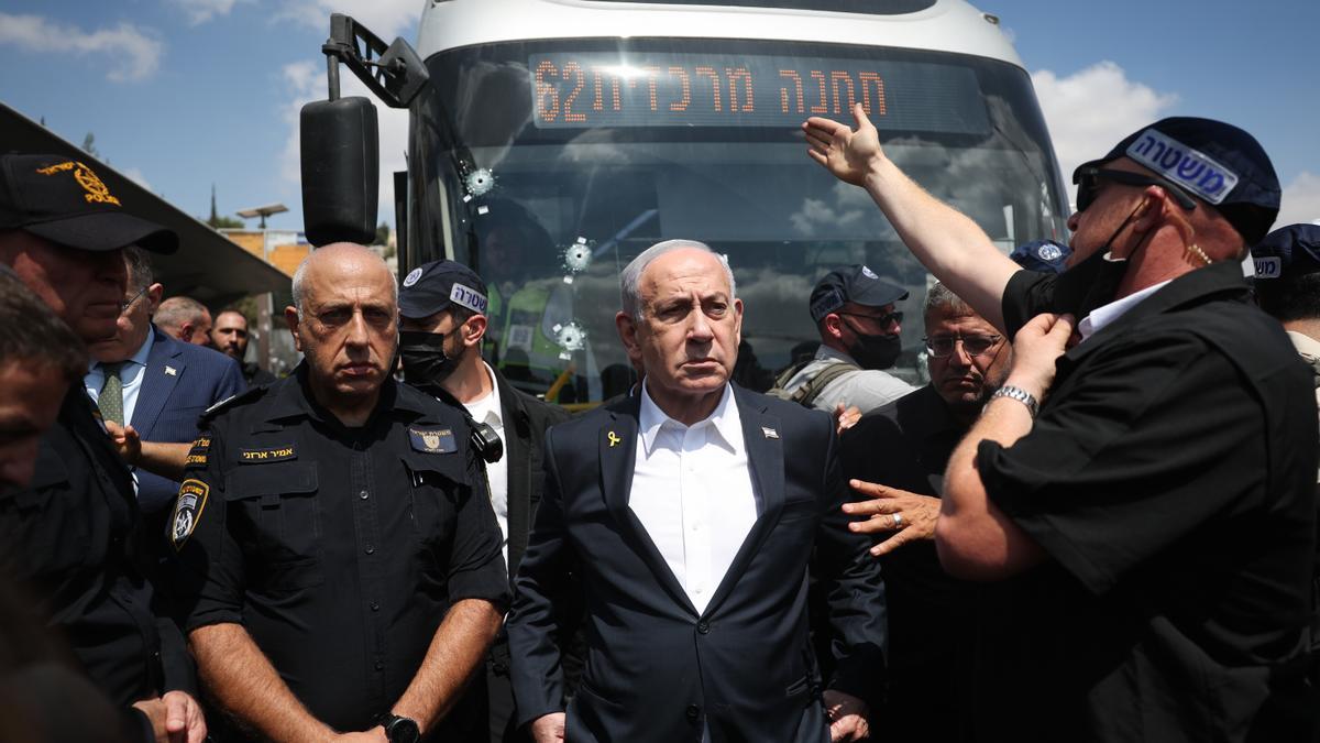 Netanyahu visita el lugar de un tiroteo en Jerusalén.