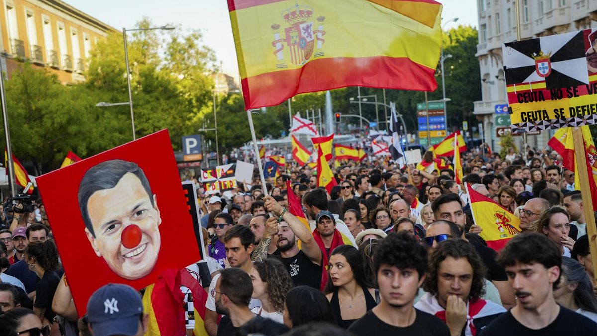 Manifestación ante el Congreso de los Diputados, en Madrid, con motivo del Día de Ceuta, convocada este miércoles ante todos los ayuntamientos de España.