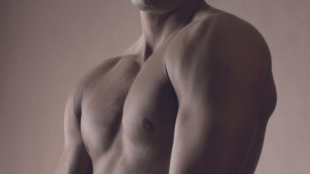Fotografía de un hombre desnudo.