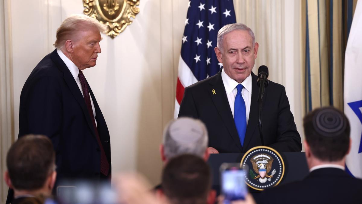 El presidente estadounidense Donald Trump (izquierda) y el primer ministro israelí Benjamin Netanyahu (derecha) se preparan para hablar en una rueda de prensa en el Comedor de Estado de la Casa Blanca en Washington, DC, EE. UU., el 29 de septiembre de 2025.