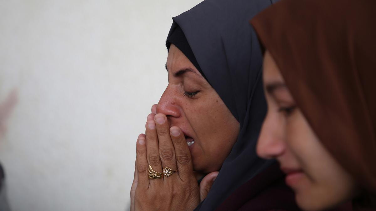 Dos mujeres palestinas lloran la muerte de sus familiares en ataques de Israel sobre Gaza.
