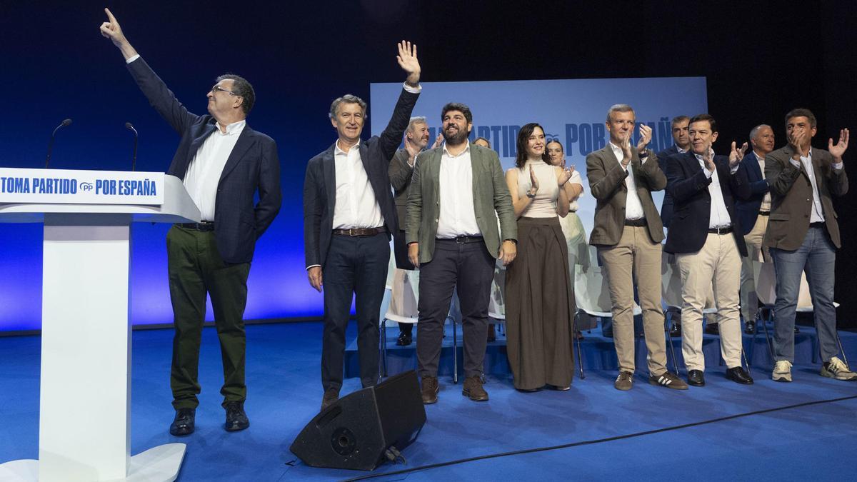 El presidente del PP, Alberto Núñez Feijóo, acompañado por sus barones.