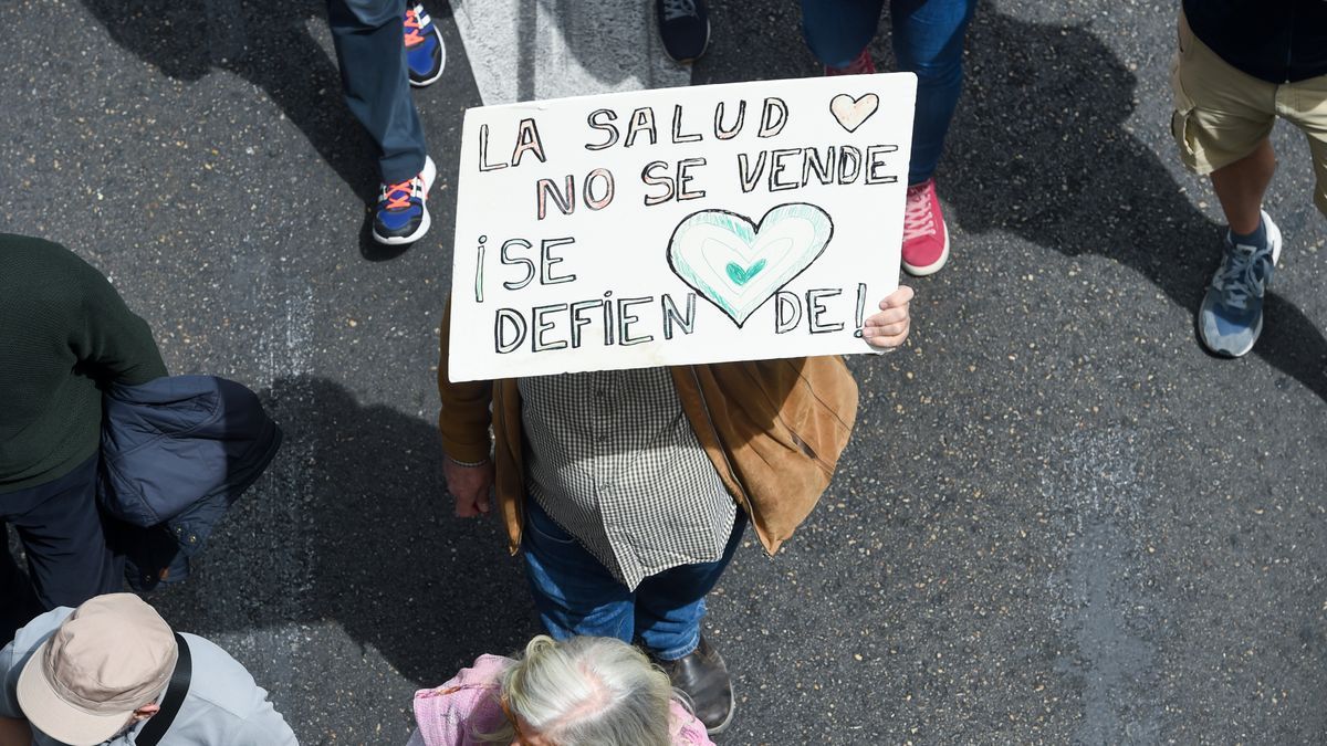 Una persona sujeta una pancarta durante una manifestación en defensa de la sanidad pública.