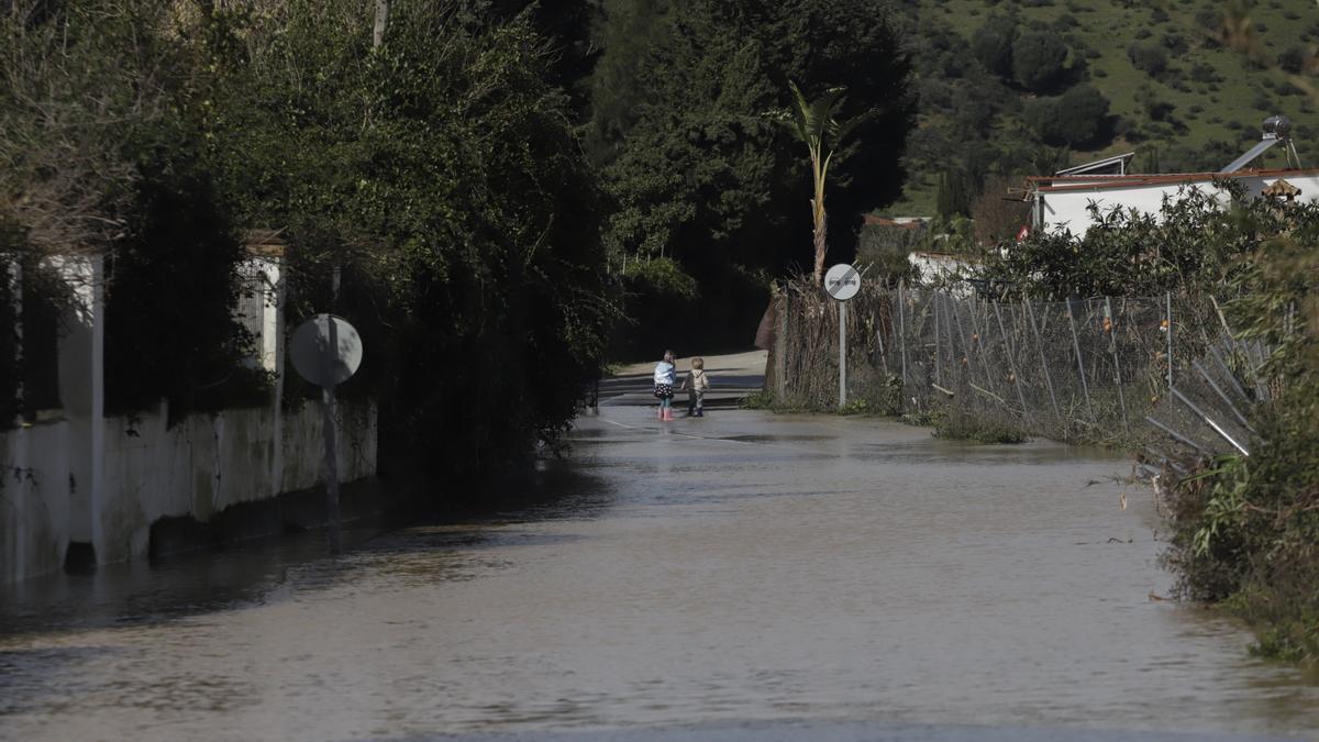 Regresan a sus casas vecinos de San Martín del Tesorillo desalojados por las lluvias en Andalucía.