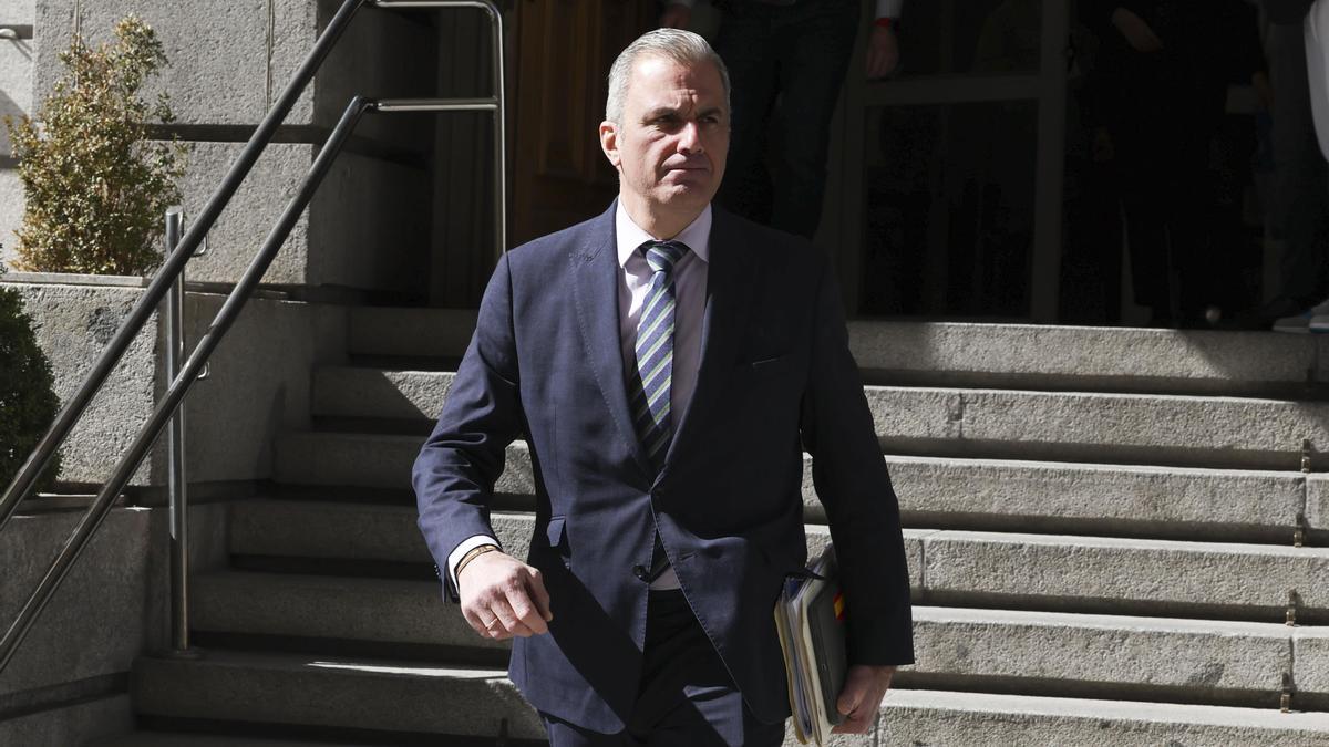 El diputado de Vox, Javier Ortega Smith, abandona el hemiciclo tras asistir al pleno del Congreso.