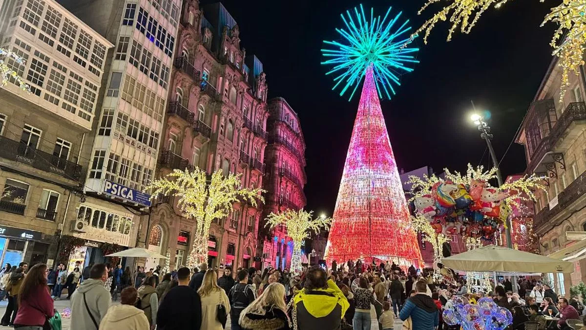 La Porta do Sol con el gran árbol de luces.