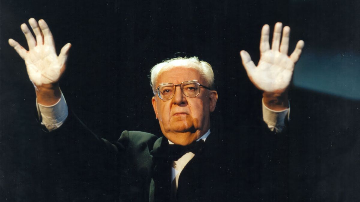 José Luis Borau con las manos blancas en contra de ETA en los Goya de 1998