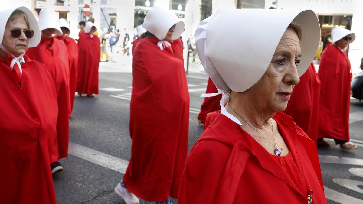 Una procesión de 'criadas' reclama en Madrid el fin de los vientres de alquiler