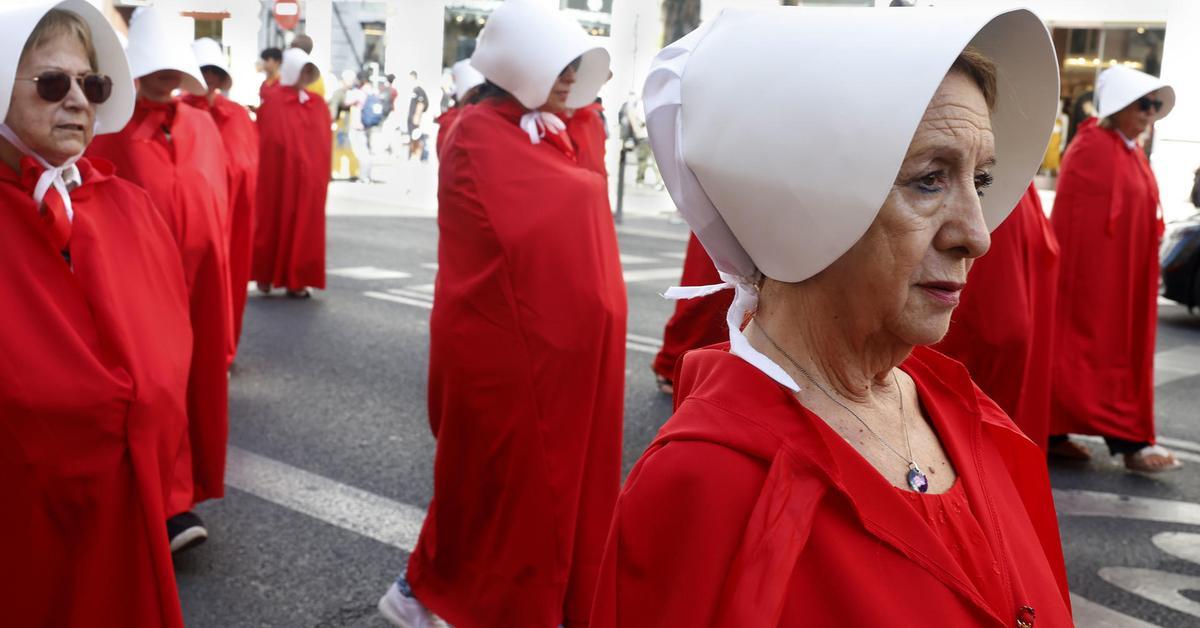 Una procesión de 'criadas' reclama en Madrid el fin de los vientes de alquiler