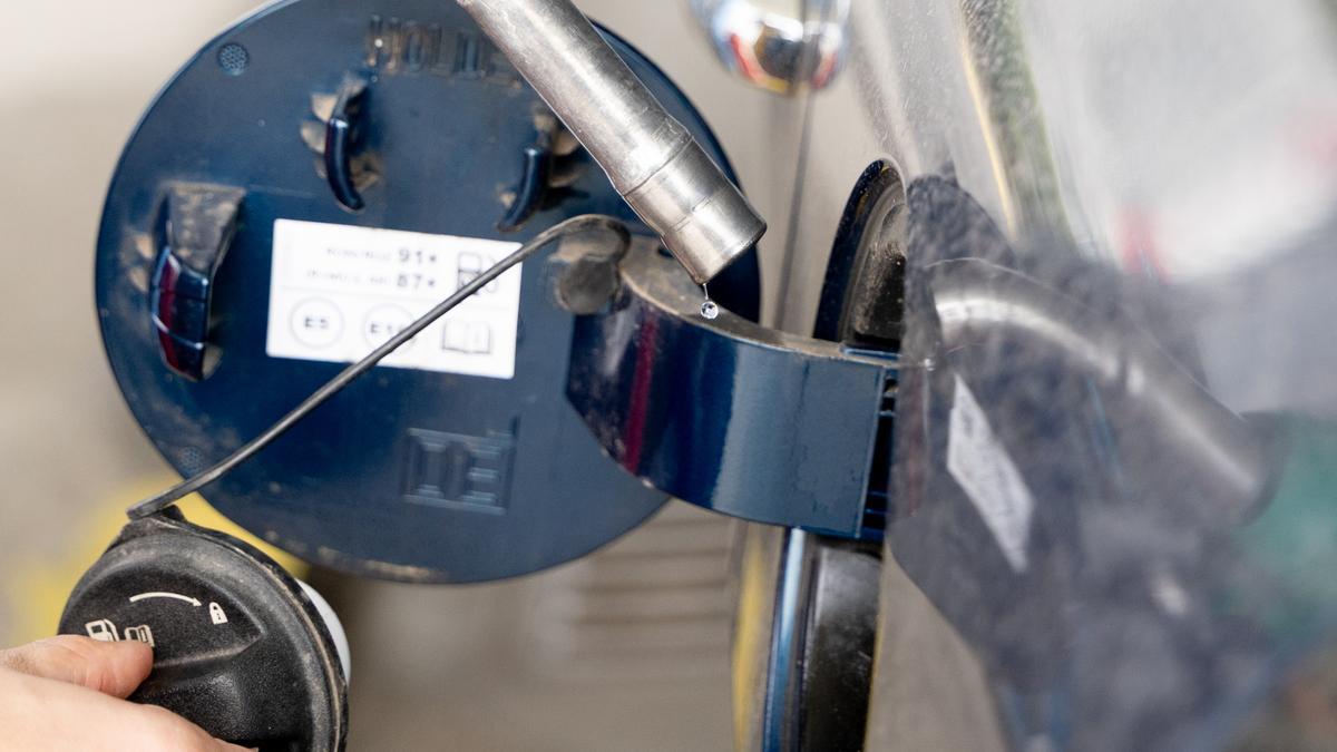 Repostaje en una gasolinera, a 3 de marzo de 2026, en Madrid (España).