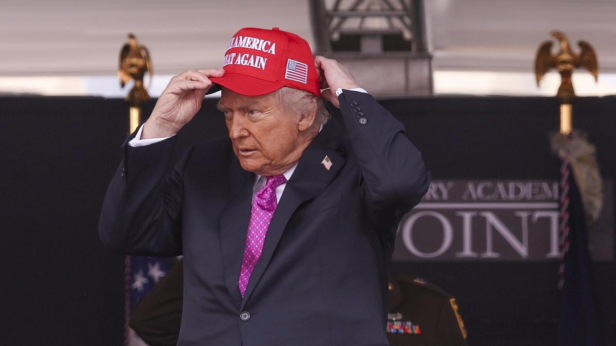 El presidente de EEUU, Donald Trump, sale de una ceremonia de graduación de la Academia Militar de EEUU en el estadio Michie de West Point, Nueva York.