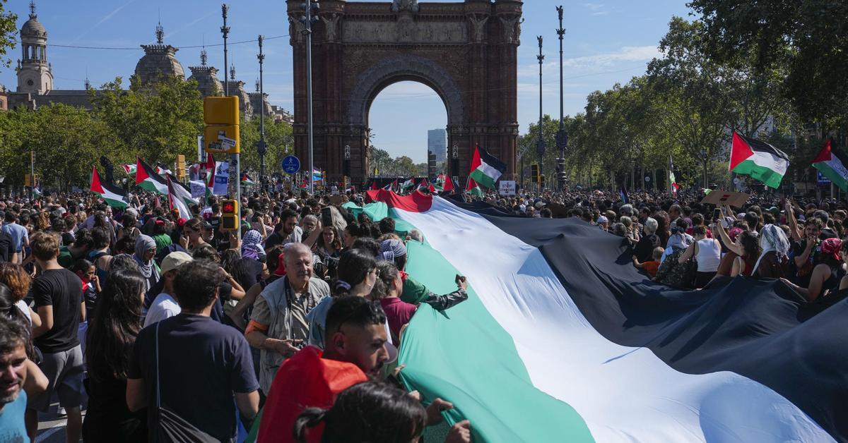 MINUTO A MINUTO
—
Albares insiste en que Hamás no es un "socio para la paz" y cree que el futuro de Palestina debe de ser sin Hamás
Cerca de 70.000 personas salen a las calles de Barcelona para pedir el "fin del genocidio israelí" en Gaza