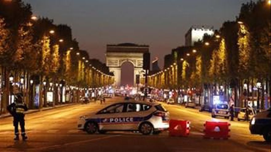 Un control policial frente al Arco del Triunfo, en París.