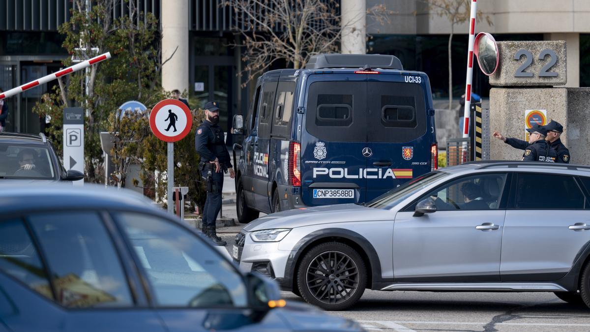 Efectivos de la Guardia Civil y de la Policía Nacional durante un registro por parte de la Guardia Civil de la sede de la aerolínea Plus Ultra.