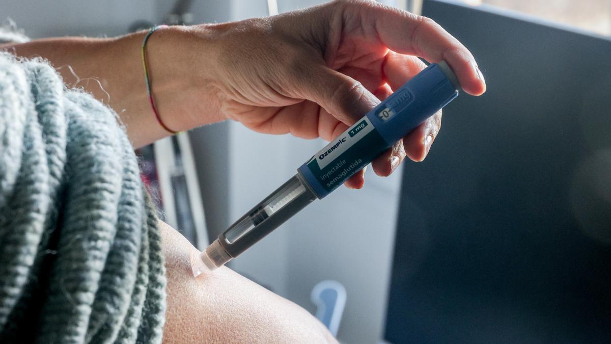 Una persona utilizando Ozempic, en Madrid.