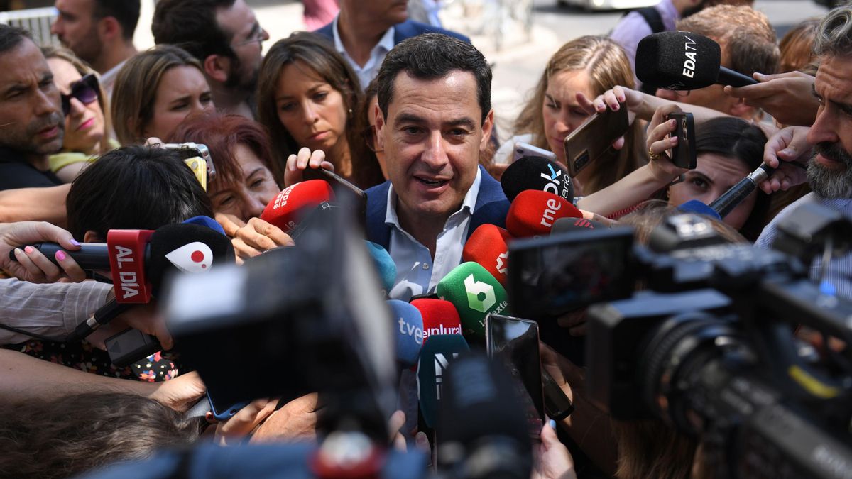 Archivo - El presidente del PP andaluz y de la Junta de Andalucía, Juanma Moreno Bonilla, atiende a los medios a su llegada a la reunión de la Junta Directiva Nacional del Partido Popular tras las elecciones generales del 23J, en la sede del PP, a 24 de j