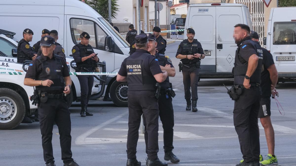 La Guardia Civil de Murcia y la policía local montan guardia en el acceso al barrio de San Antonio, en Torre Pacheco, donde desde hace tres días nueve personas han sido detenidas por los disturbios nocturnos.