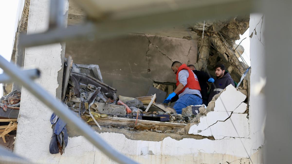ersonal de emergencia en el lugar de los hechos tras un ataque aéreo israelí contra un barrio de la localidad de Mieh Mieh, cerca de Sidón, en el sur de Líbano.