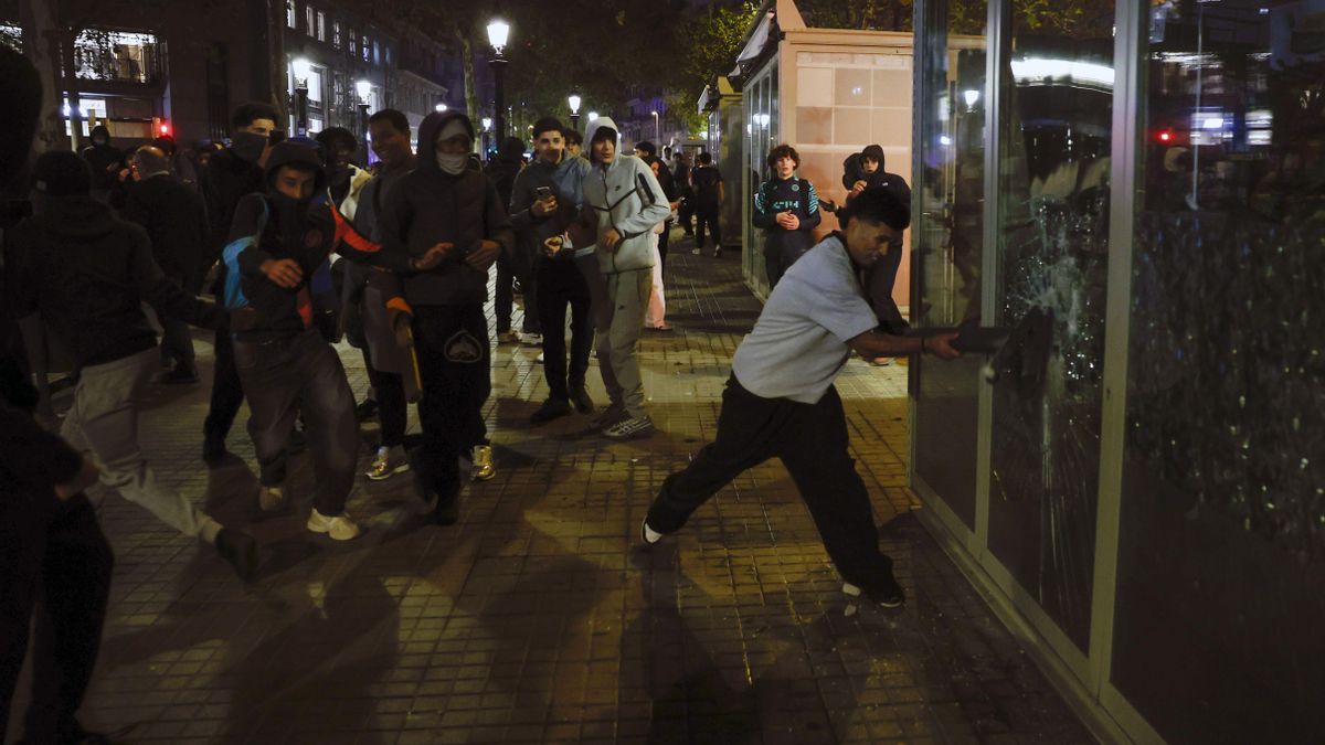 Un total de 128 detenidos y 15 policías heridos en los disturbios de Barcelona