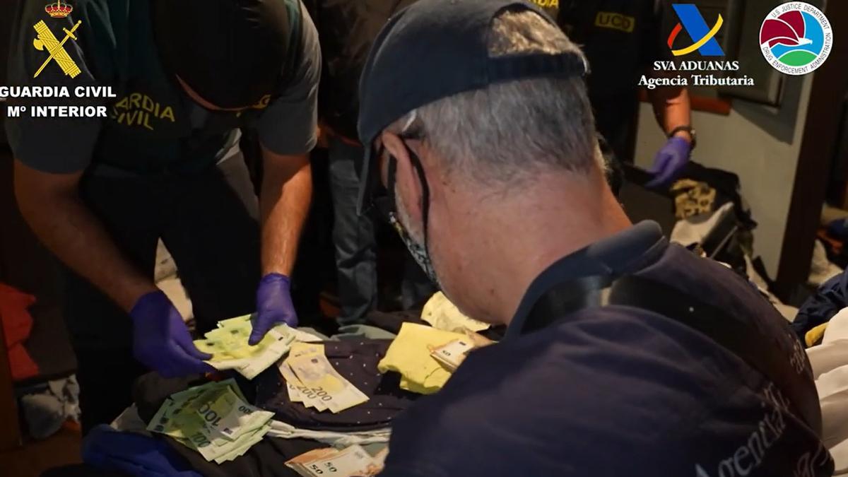 Agentes de la Guardia Civil cuentan parte del dinero relacionado con la investigación