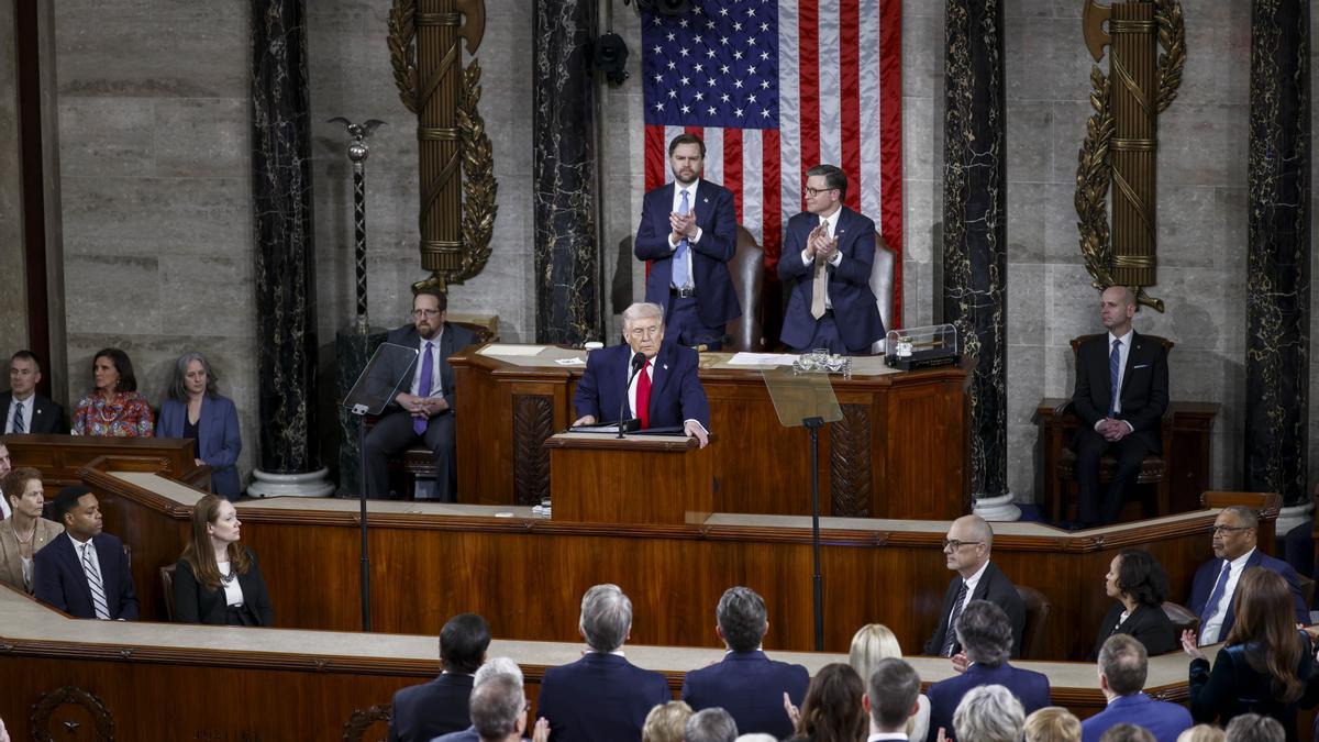El presidente de Estados Unidos, Donald Trump, junto al vicepresidente J.D. Vance y el presidente de la Cámara de Representantes, Mike Johnson, pronuncia su discurso sobre el Estado de la Unión.