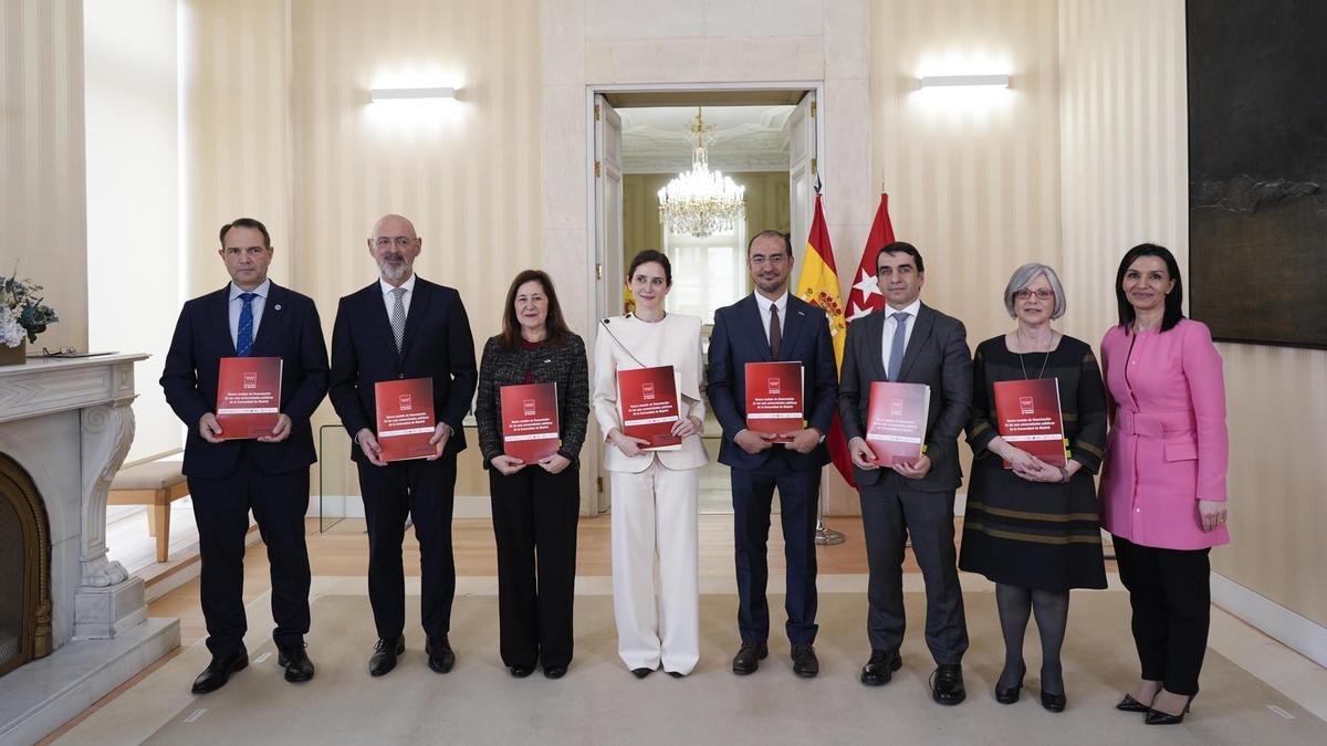 La presidenta de la Comunidad de Madrid, Isabel Díaz Ayuso, en la firma del modelo de financiación con los rectores de las seis universidades públicas.