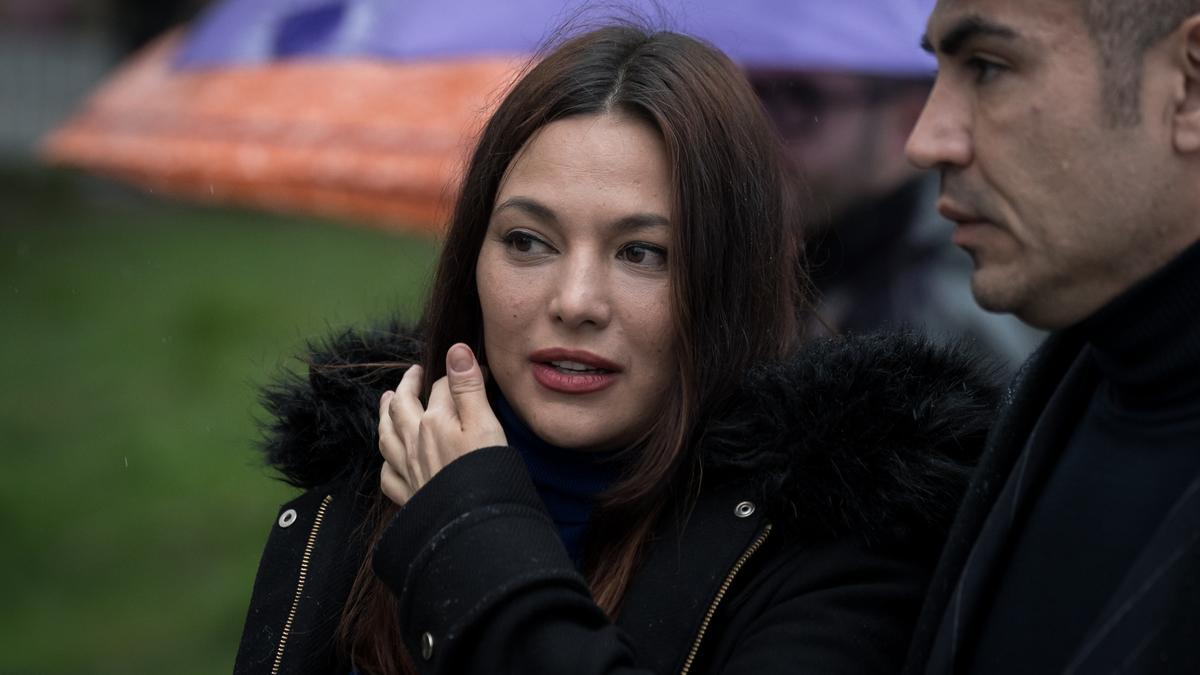 La actriz Elisa Mouliaá atiende a los medios de comunicación frente a los Juzgados de Plaza de Castilla en Madrid.