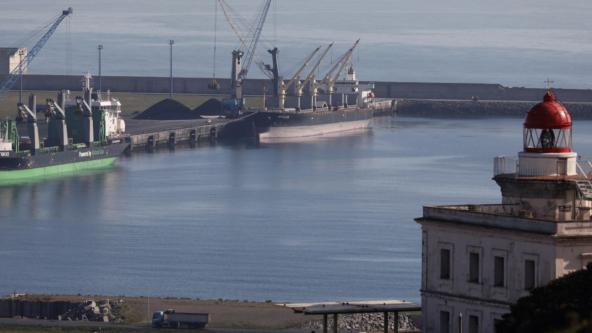 Un barco en el puerto del Musel, en Gijón.