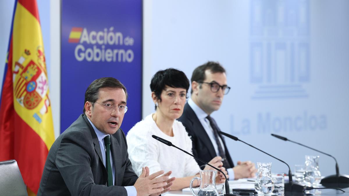 La ministra de Seguridad Social, Inclusión y Migraciones y portavoz del Gobierno, Elma Saiz (c), junto al ministro de Economía, Comercio y Empresa, Carlos Cuerpo (d) y el ministro de Asuntos Exteriores, Unión Europea y Cooperación, José Manuel Albares.