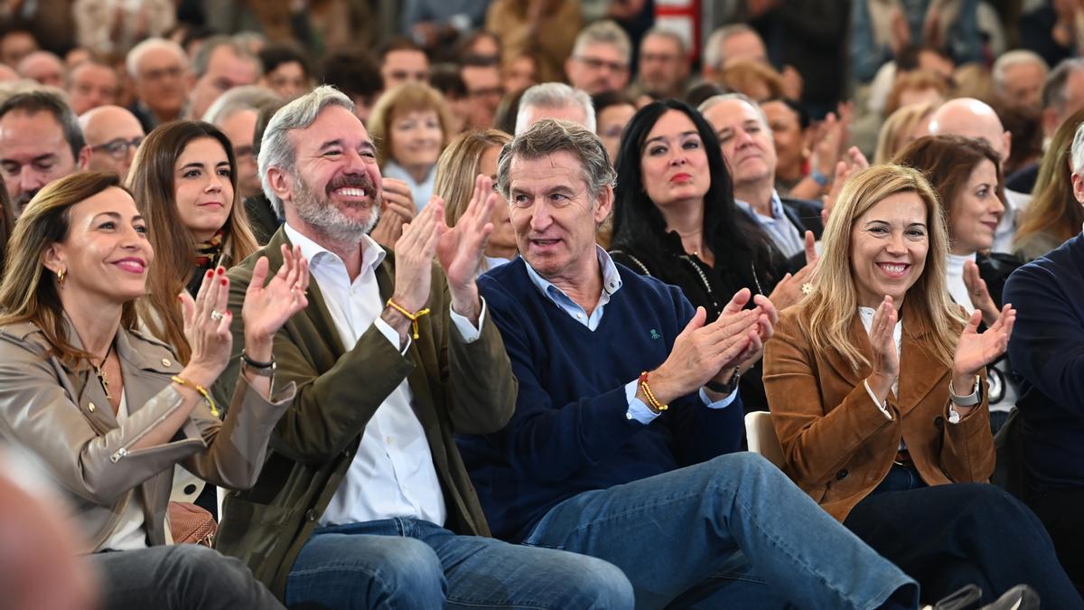 (I-D)La alcaldesa de Zaragoza, Natalia Chueca, el presidente autonómico del PP, Jorge Azcón, y el presidente del Partido Popular, Alberto Núñez Feijóo.