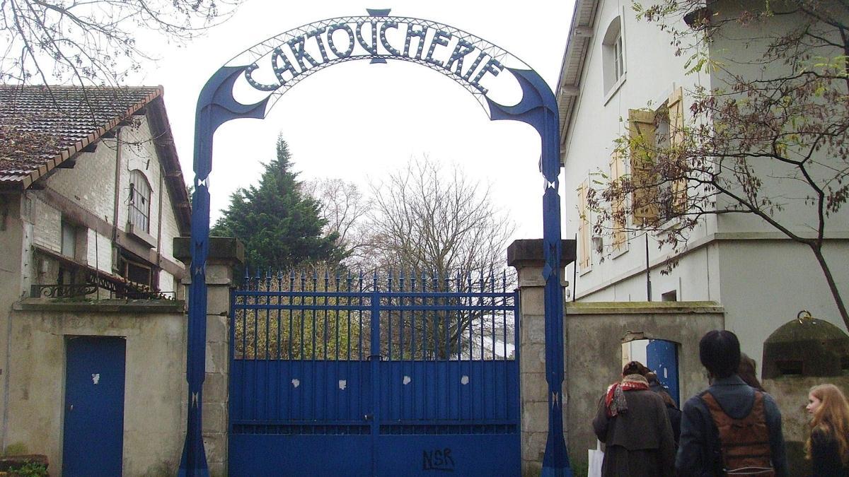 Entrada a La Cartoucherie, situada en el bosque de Vincennes, en el distrito XII de París, donde se encuentra el Teatro del Sol de Mnouchkine