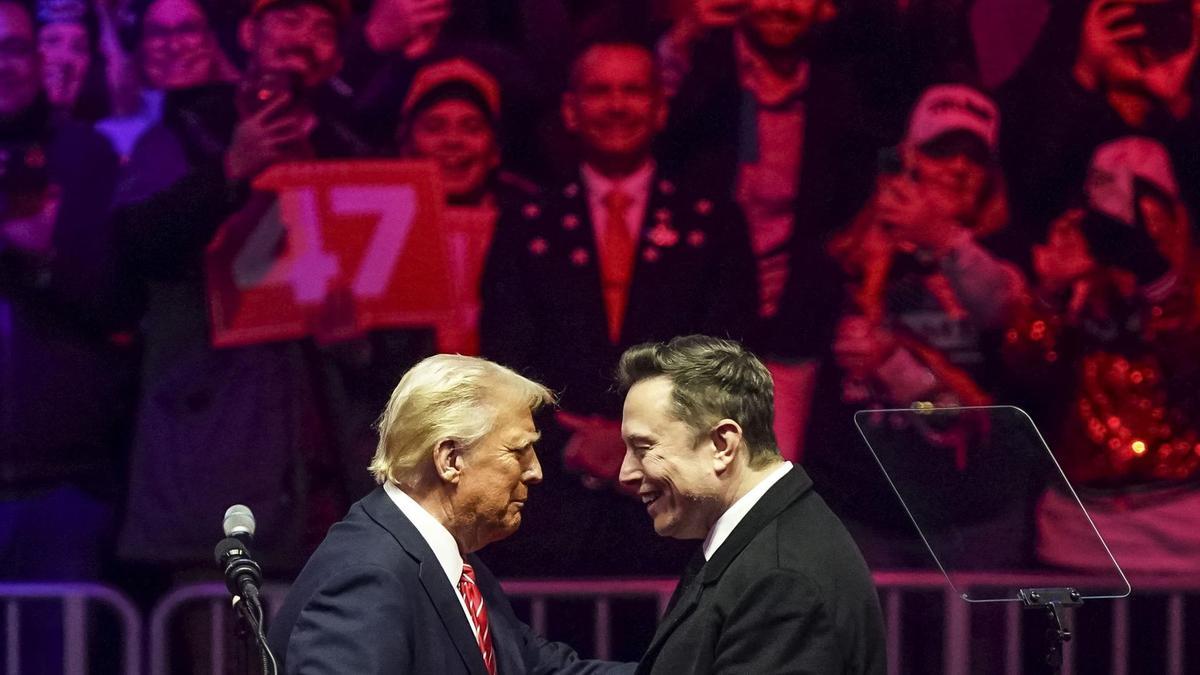 Donald Trump con el empresario Elon Musk en el escenario durante un mitin en el Capital One Arena de Washington.