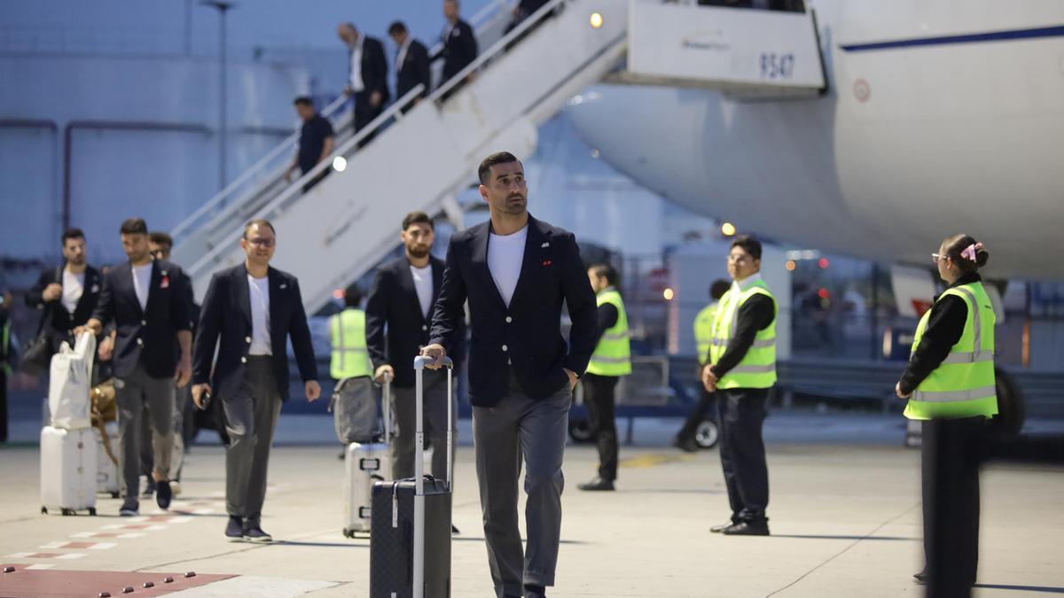 Jugadores de la selección de fútbol de Irán descienden del avión durante su llegada a Tijuana (México).