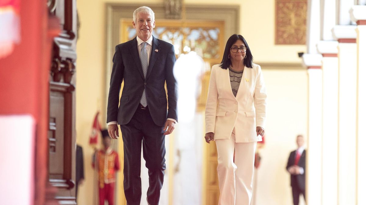 La presidenta encargada de Venezuela, Delcy Rodríguez, camina junto al secretario de Energía de Estados Unidos, Chris Wright.