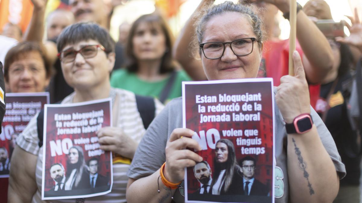 Concentración de UGT y CCOO ante la sede de Foment del Treball por la reducción de la jornada laboral