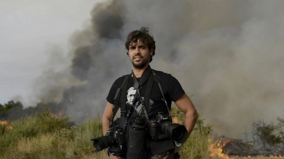 El fotoperiodista Brais Lorenzo cubriendo incendios en Galicia.