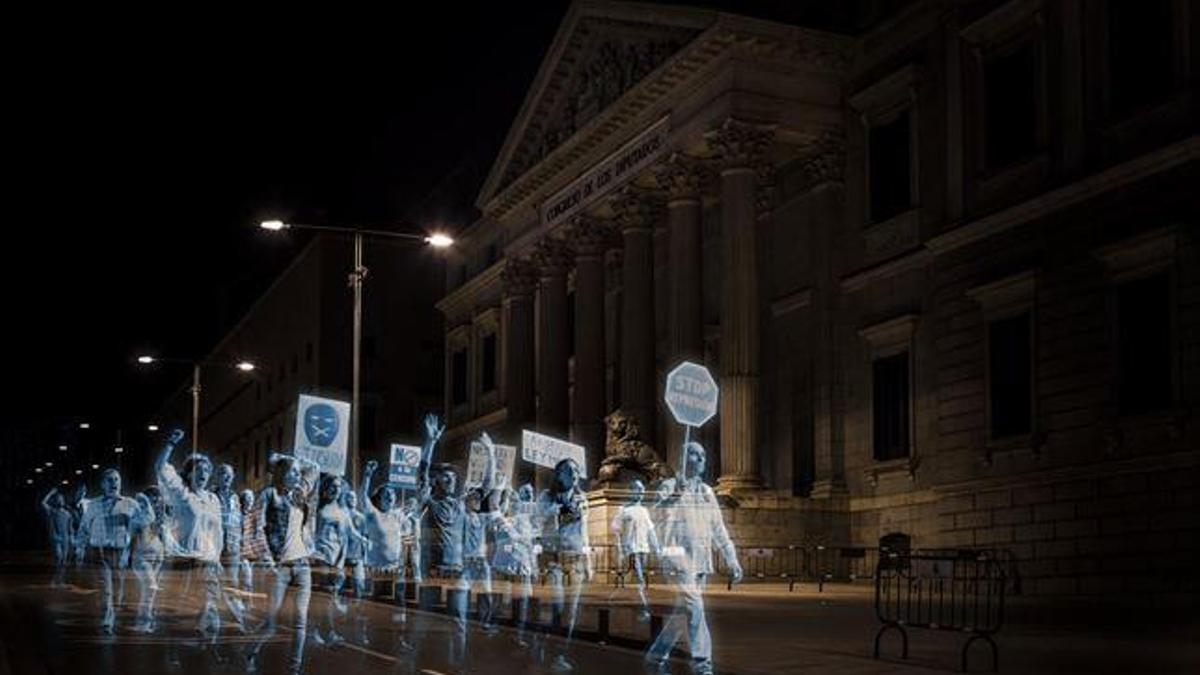 Los 'hologramas' de ciudadanos protestan frente al Congreso.