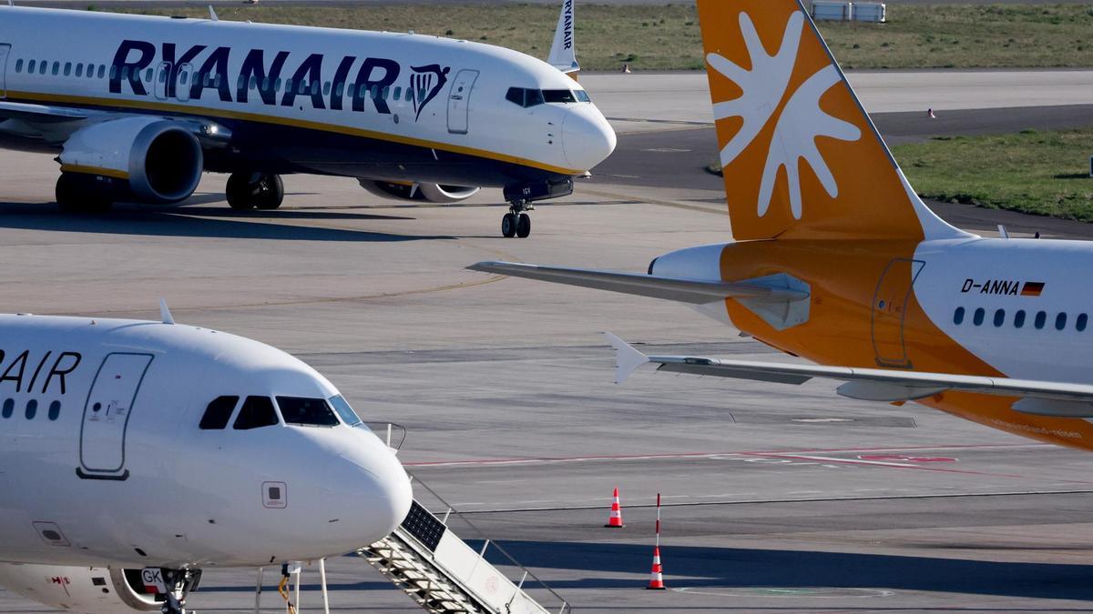 Aviones a la espera en la pista del Aeropuerto de Berlín-Brandenburgo, en Schönefeld (Alemania), el 17 de abril de 2026.