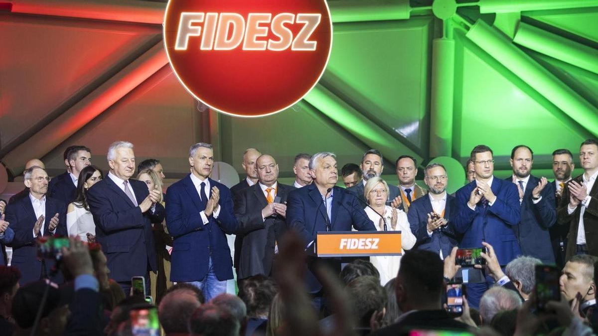 El todavía primer ministro húngaro y presidente del Partido Fidesz, Viktor Orbán (C), dirigiéndose a sus simpatizantes en el acto de seguimiento de los resultados electorales del partido en Budapest