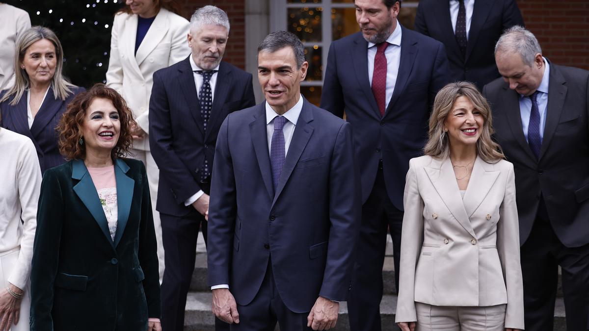 Pedro Sánchez posa en la foto nueva del Gobierno al incorporarse Milagro Tolón