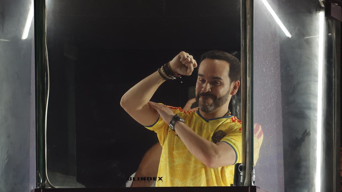 El candidato a la Presidencia de Colombia el ultraderechista Abelardo de la Espriella saluda a simpatizantes.