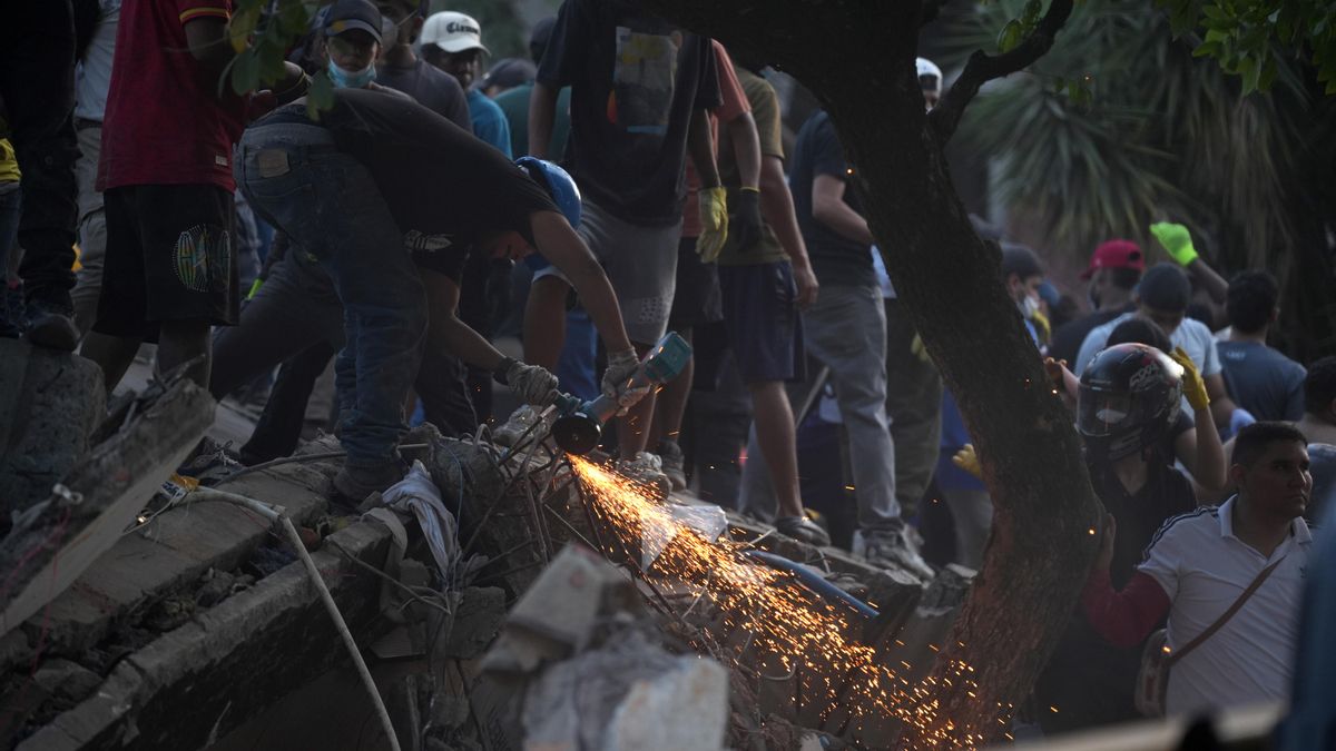 Personas trabajan en labores de rescate en una edificación colapsada por el terremoto de magnitud 7,4 que sacudió Cali.